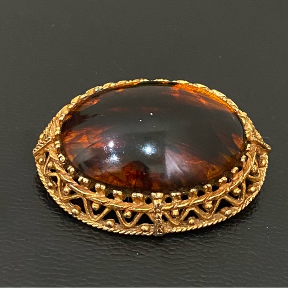 Vintage Baltic Amber Oval Cabochon Ornate Gold-tone Brooch 31.3g - Picture 5 of 12